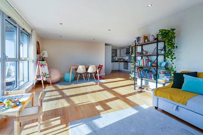 2 Bedroom Flat To Rent In Southgate Road, Islington, London, N1