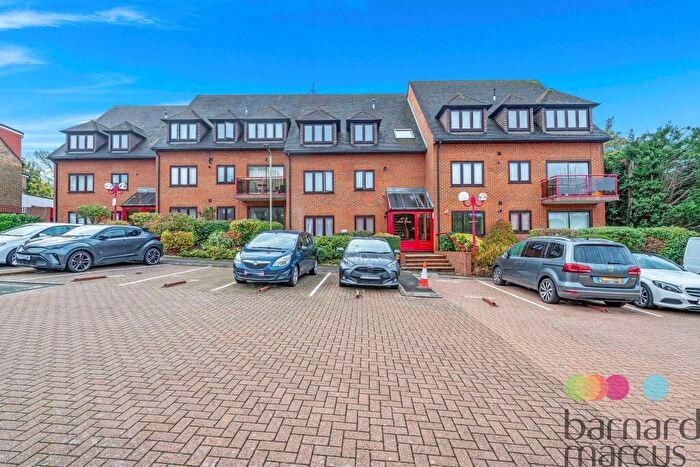 2 Bedroom Flat For Sale In Avenue Road, London, N12