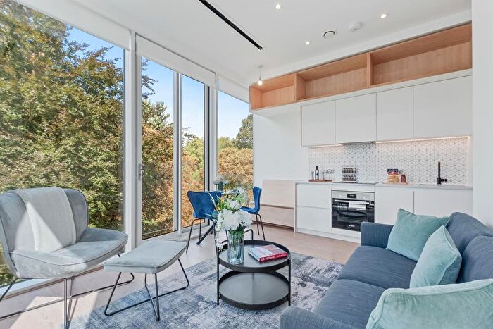 2 Bedroom Flat To Rent In Parkview, Great West Road, TW8