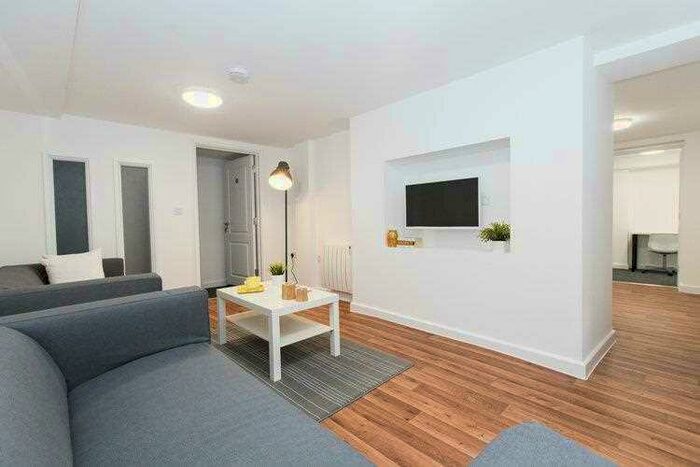 2 Bedroom Apartment To Rent In Holdenhurst Road, Lansdowne, Bournemouth, BH8