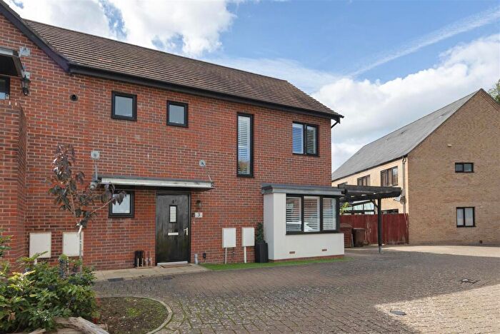 3 Bedroom Semi-Detached House For Sale In Bluegown Avenue, Leybourne, West Malling, ME19