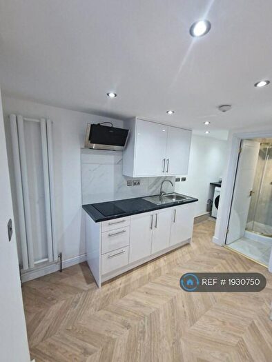 Studio To Rent In Colindeep Gardens, London, NW4