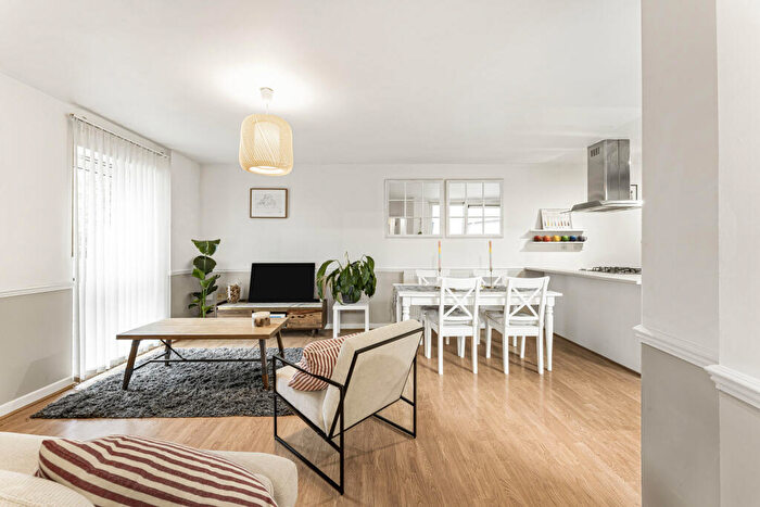 2 Bedroom Apartment For Sale In Commercial Road, London, E14