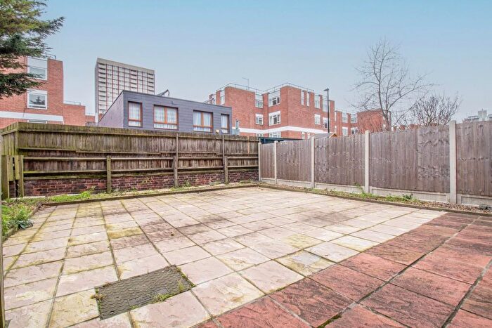 3 Bedroom Flat To Rent In Canrobert Street, Bethnal Green, E2