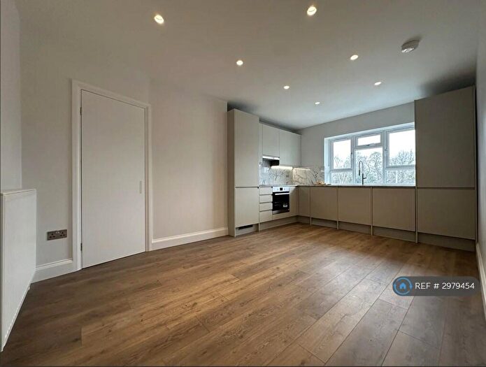 2 Bedroom Flat To Rent In New Pond Parade, Ruislip, HA4