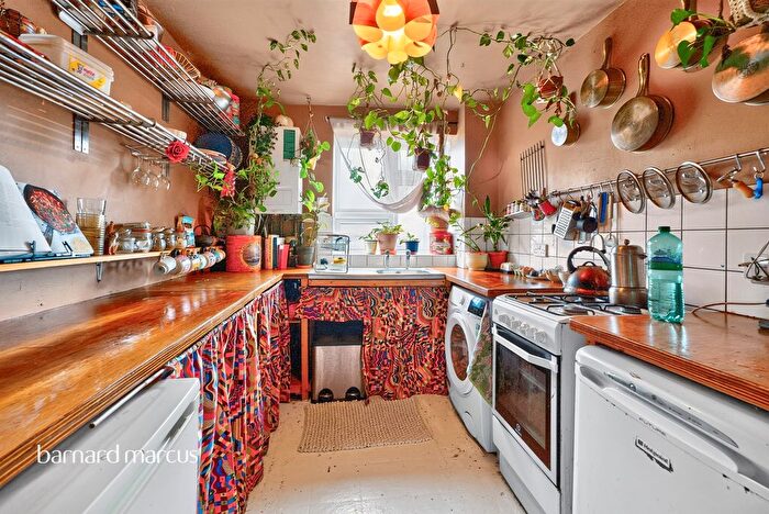 2 Bedroom Flat For Sale In Turner Avenue, London, N15
