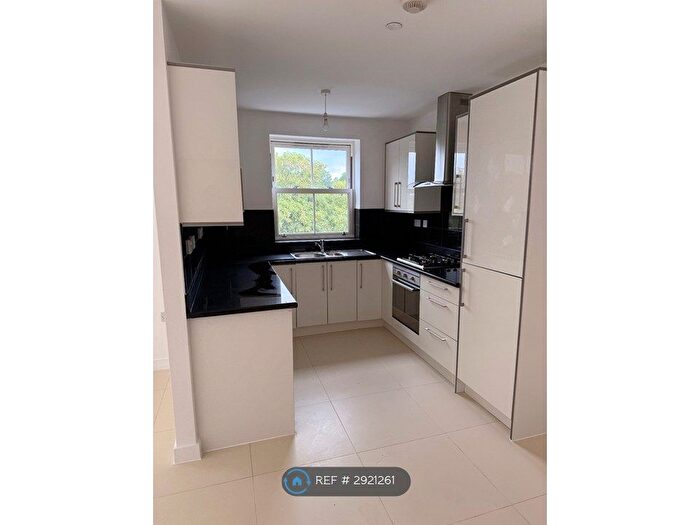 2 Bedroom Flat To Rent In Oakbraes, Godalming, GU7