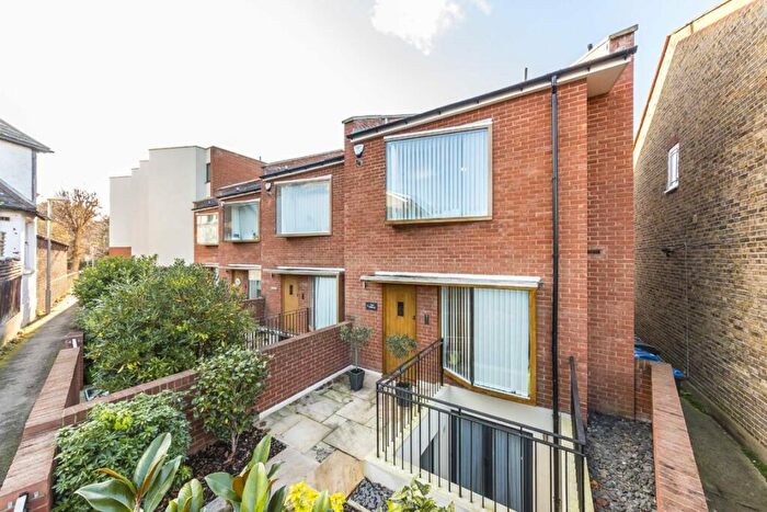 3 Bedroom House To Rent In Grove Footpath, Surbiton, KT5