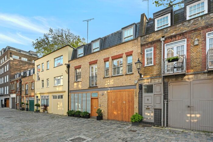 5 Bedroom Mews To Rent In Wigmore Place, Marylebone Village, London, W1U