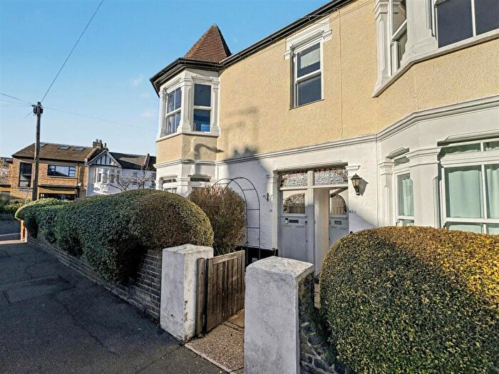 2 Bedroom Flat To Rent In Sunningdale Avenue, Leigh-On-Sea, SS9