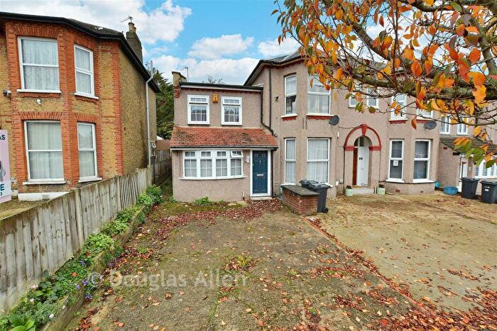 2 Bedroom End Of Terrace House For Sale In Mansfield Road, Ilford, Essex, IG1