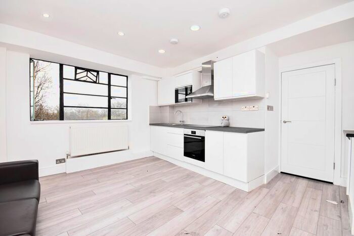 3 Bedroom Flat To Rent In Nightingale Lane, London, SW4