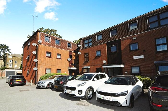 2 Bedroom Flat For Sale In Gresham Road, Brentwood, Essex, CM14