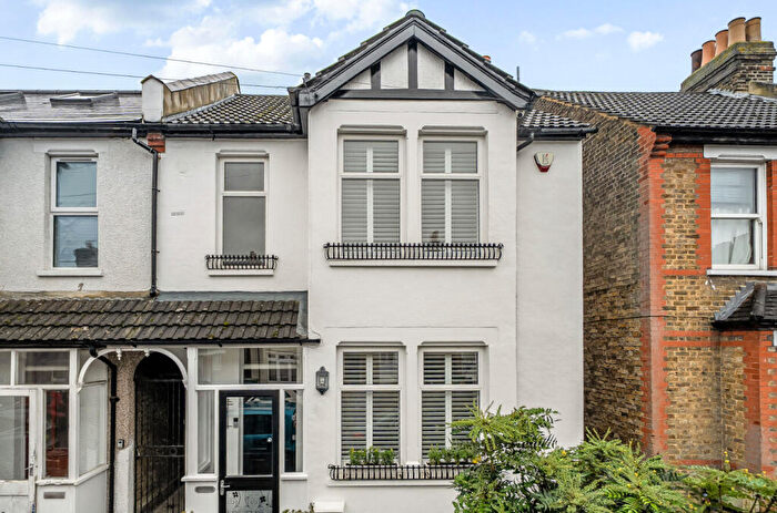 3 Bedroom Link Detached House For Sale In Victoria Road, Bromley, BR2