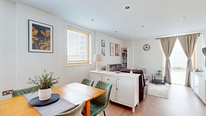 2 Bedroom Flat For Sale In Hayhill Mansions, Barking, IG11