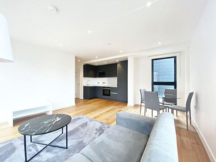 2 Bedroom Flat To Rent In Luxe Tower, Tower Hill, E1