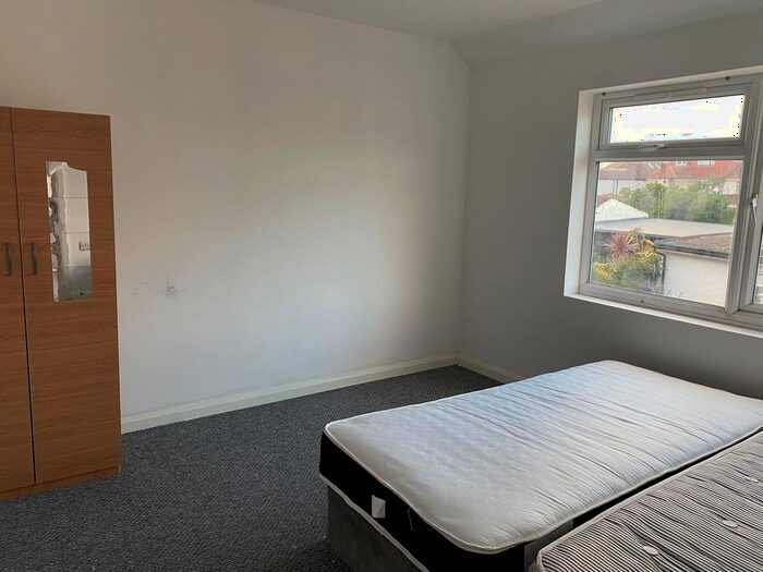 2 Bedroom Flat To Rent In Beavers Lane, Hounslow, TW4