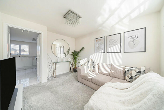 2 Bedroom Semi-Detached House For Sale In Riverside Way, Salford, M6