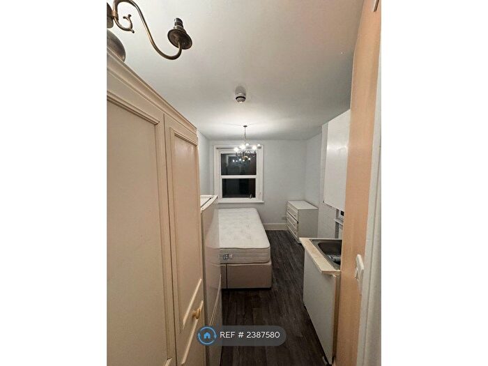 Studio To Rent In London, London, SW5