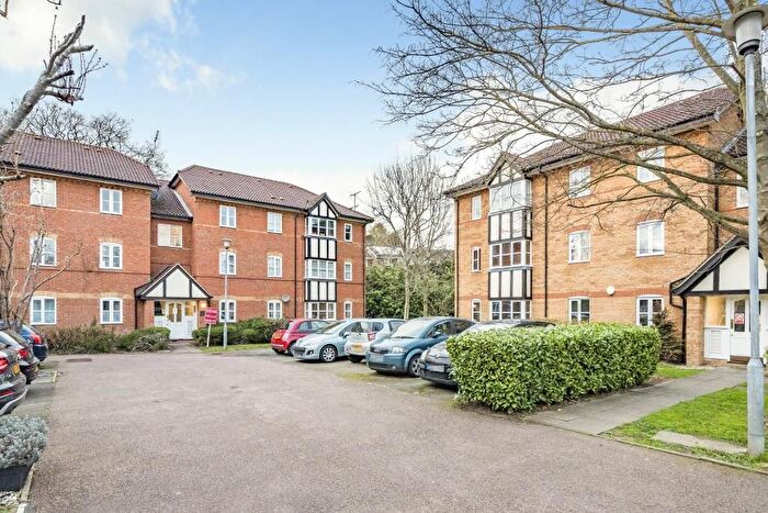 2 Bedroom Flat For Sale In Lee Close, Barnet, EN5