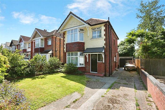 3 Bedroom Detached House For Sale In Bitterne Way, Southampton, Hampshire, SO19
