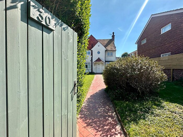 2 Bedroom Flat For Sale In Cantelupe Road, Bexhill-On-Sea, TN40