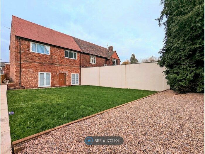 7 Bedroom Semi-Detached House To Rent In Park Lane, Salford, M6