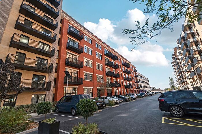 3 Bedroom Flat For Sale In Farine Avenue, Hayes, UB3
