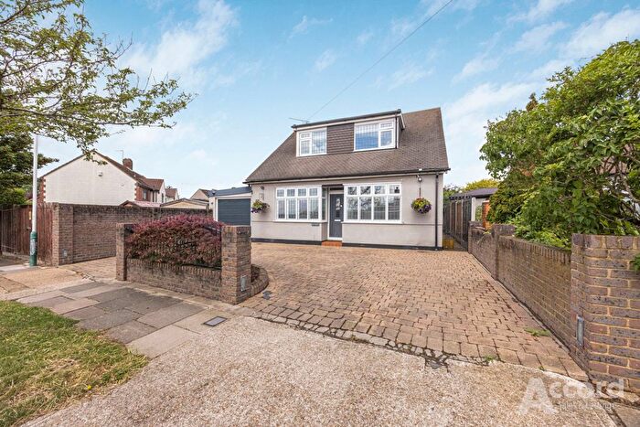 4 Bedroom Property For Sale In Deveron Way, Romford, RM1