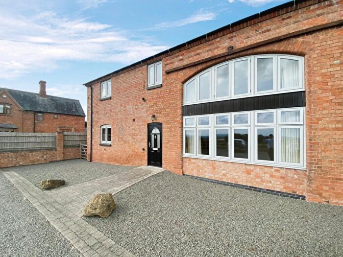 3 Bedroom Barn Conversion To Rent In Snitterfield, Stratford-upon-Avon, CV37