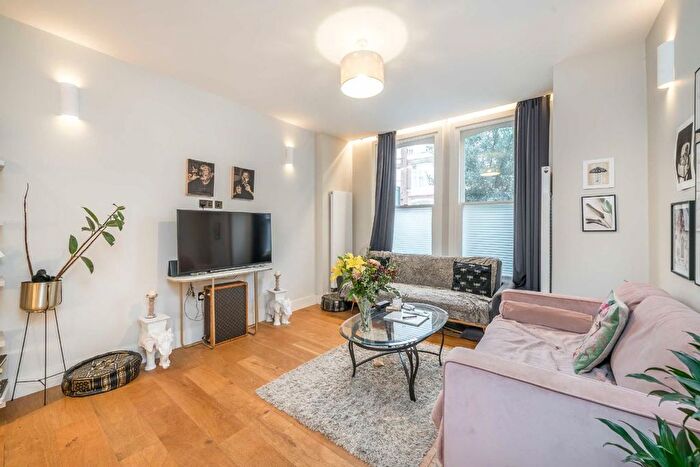 2 Bedroom Flat To Rent In New Kings Road, London, SW6