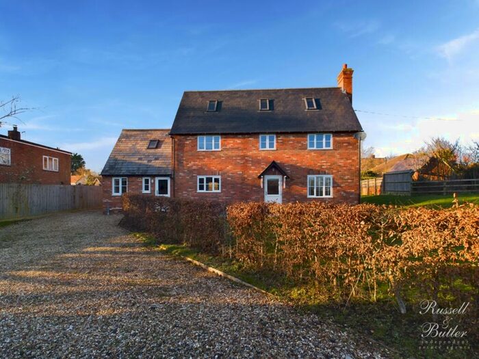 4 Bedroom Detached House For Sale In The Gardens, Adstock, MK18