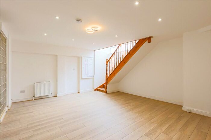 3 Bedroom Flat To Rent In Hornsey Road, Archway, N19