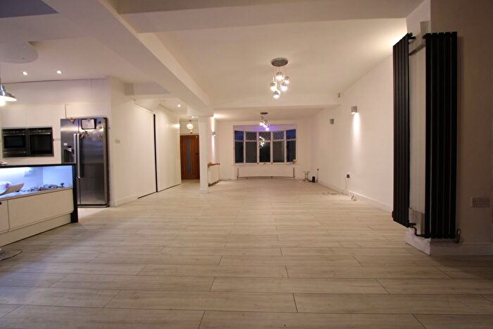 5 Bedroom End Of Terrace House To Rent In Southwood Drive, Surbiton, KT5