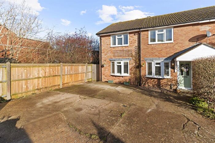 4 Bedroom Semi-Detached House For Sale In Quinnell Drive, Hailsham, BN27