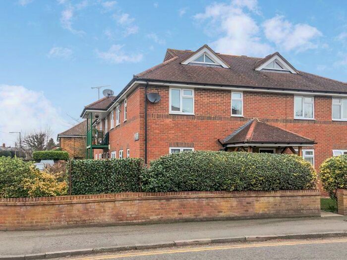 3 Bedroom Flat To Rent In Central Marlow, SL7