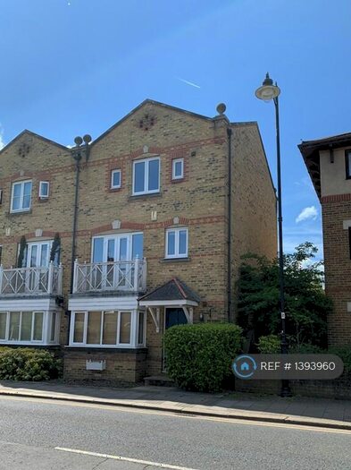 3 Bedroom Semi-Detached House To Rent In Kings Road, Windsor, SL4