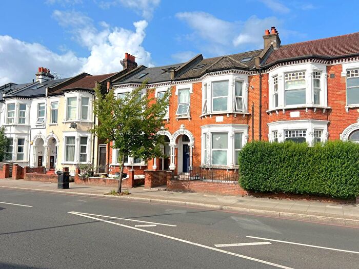 3 Bedroom Flat To Rent In Tooting Bec Road, Tooting, SW17