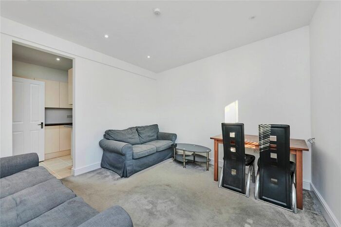 2 Bedroom Flat To Rent In Cavendish Road, London, SW12