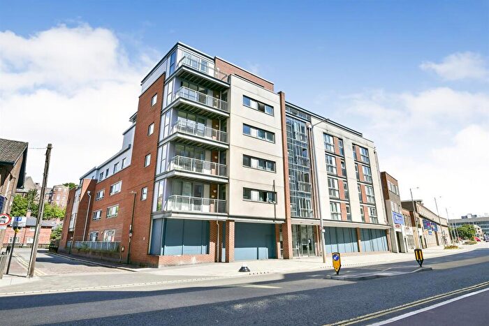 2 Bedroom Flat To Rent In Bedroom Property In Canal Street, Nottingham, NG1