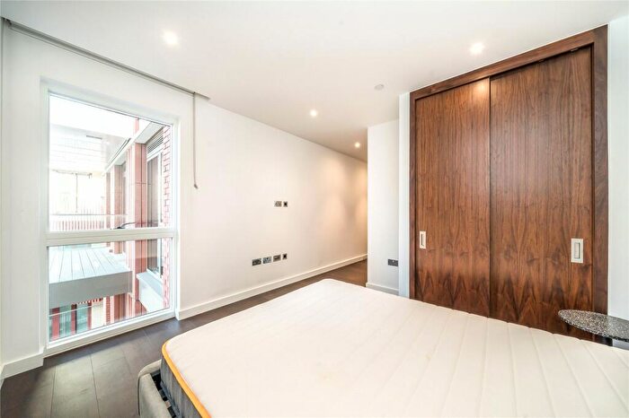 2 Bedroom Apartment To Rent In Malthouse Road, London, SW11