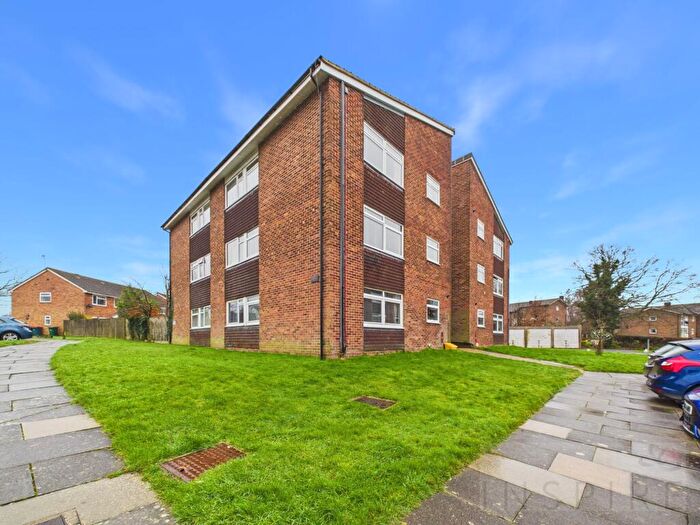 2 Bedroom Flat For Sale In Hillmead, Crawley, RH11