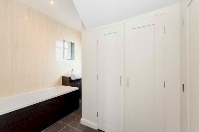 2 Bedroom Flat To Rent In Thornton Avenue, Telford Park, London, SW2