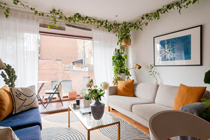 2 Bedroom Flat For Sale In Elmore Street, London, N1