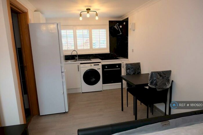 Studio To Rent In Coles Green Road, London, NW2