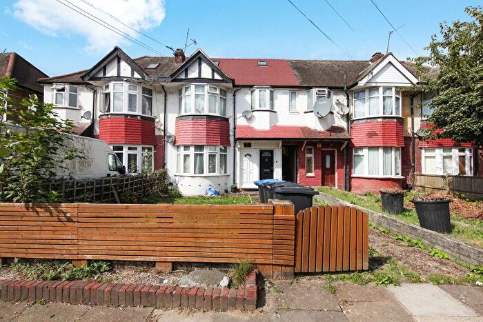 3 Bedroom Flat To Rent In Southview Avenue, London, NW10