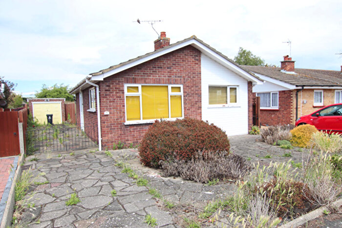 2 Bedroom Bungalow For Sale In Woodlands Close, Clacton On Sea, CO15