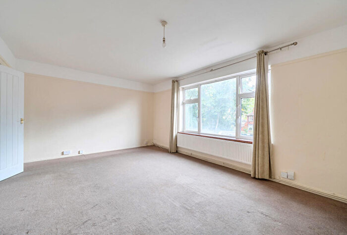 2 Bedroom Apartment For Sale In Pipers Green, London, NW9