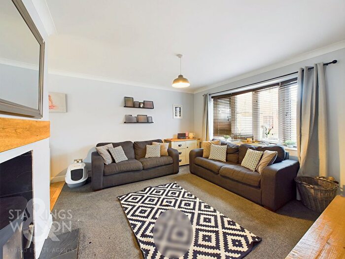 3 Bedroom Semi-Detached House For Sale In Granary Close, Freethorpe, Norwich, NR13