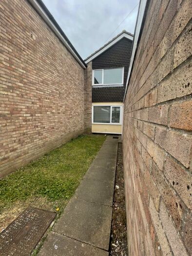 3 Bedroom Semi-Detached House To Rent In Warburg Crescent, Oxford, OX4